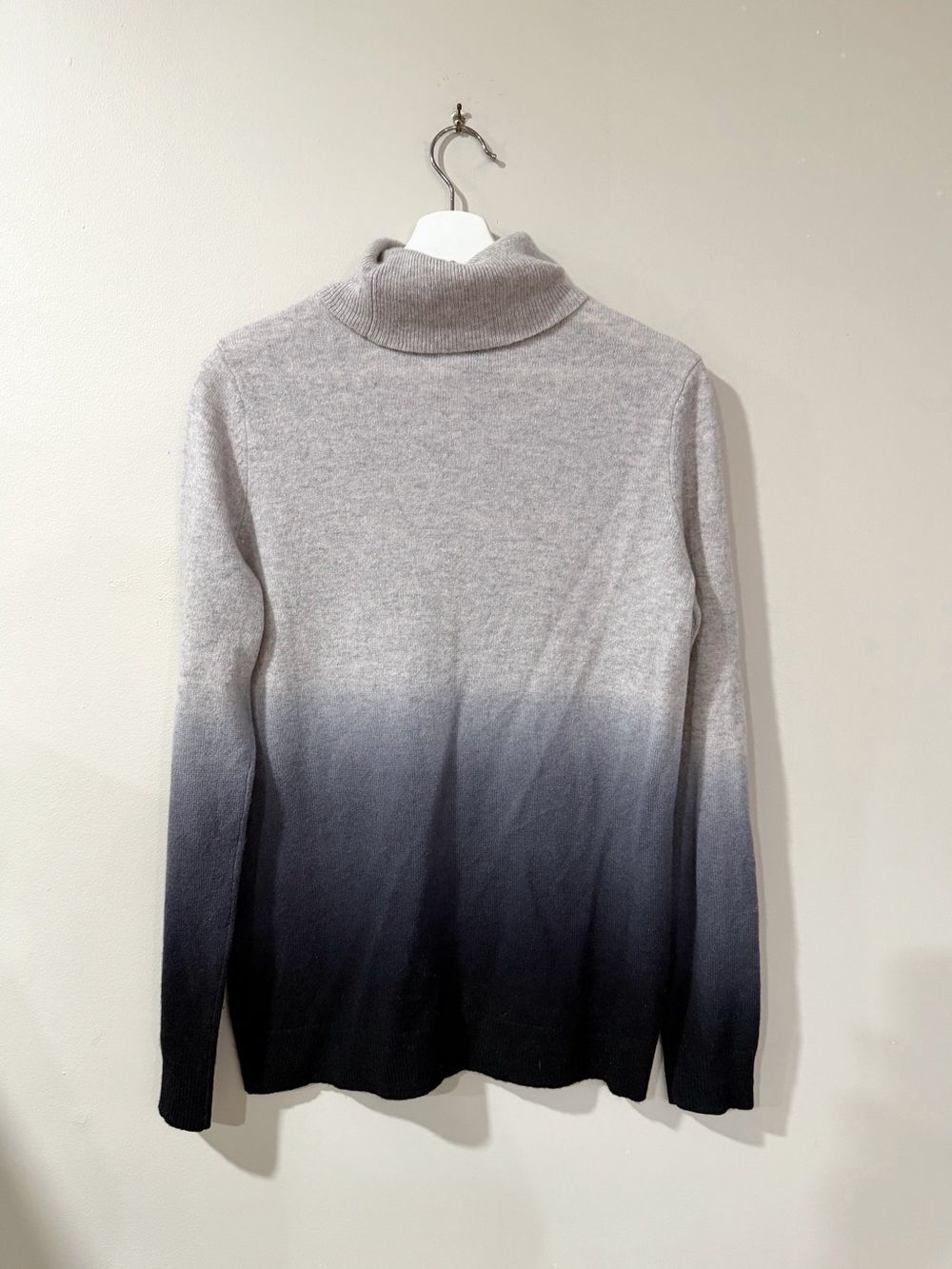 C by Bloomingdales Womens L Cashmere Ombre Turtleneck Sweater Gray Black Luxury - Picture 3 of 7